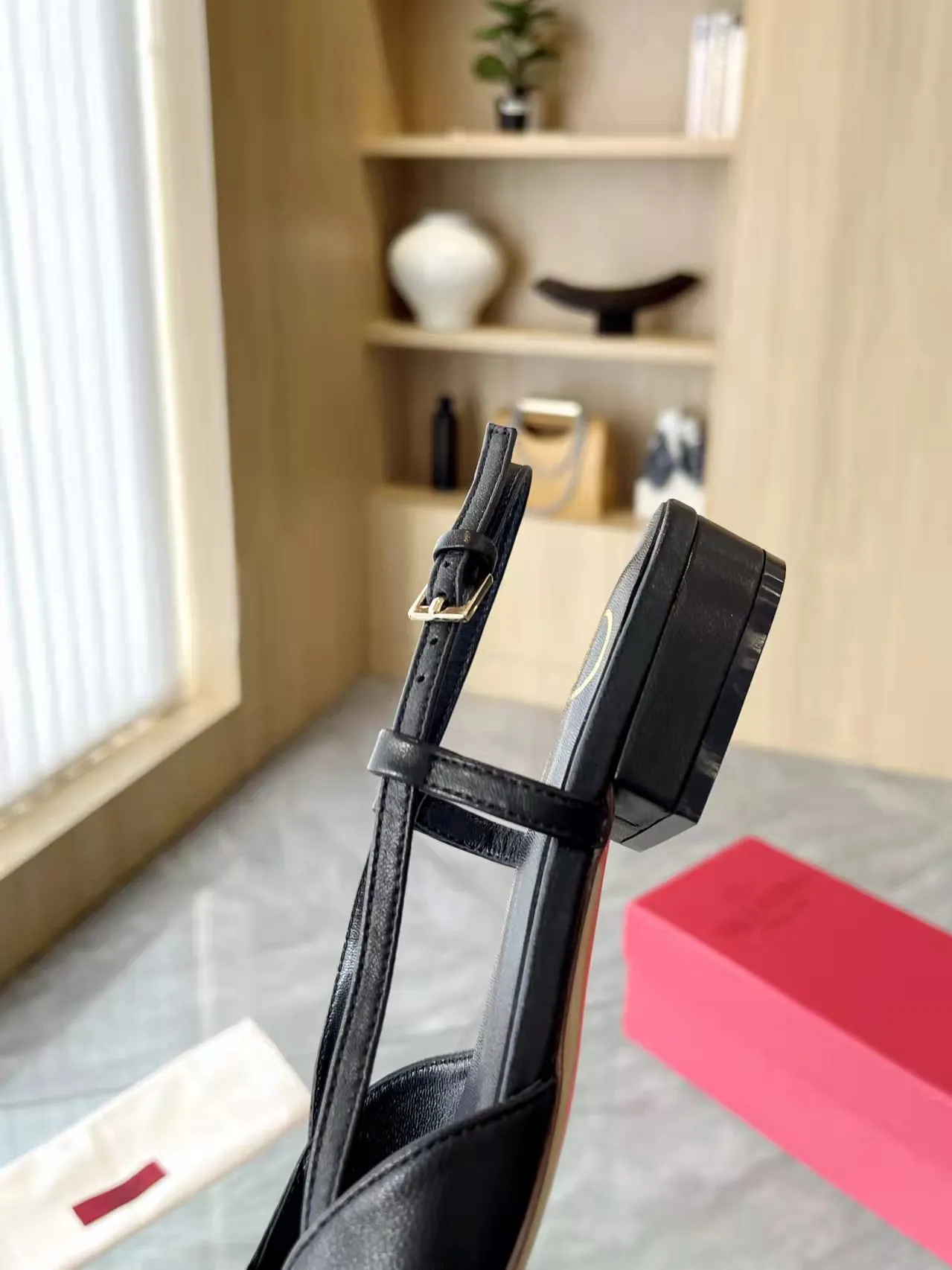 👟👟Ex-factory price 400👟👟 Genuine leather sole +40 Top version 𝑉𝐴𝐿𝐸𝑁𝑇𝐼𝑁𝑂 Valentino new spring and summer women's back hollow new sandals. Unique V-buckle hardware accessories bring out a full sense of luxury. The new season will live up to expectations! Worth buying★Absolutely high-grade❥Original method, Absolutely sensual❥Elegant style, creating a different feeling, simple and elegant style!  Code number: 35-41 (34-42 customized, non-returnable) Fabric: Imported sheepskin Inner foot pads: Inner sheepskin Heel height: 2 cm Leather outsole Rubber outsole